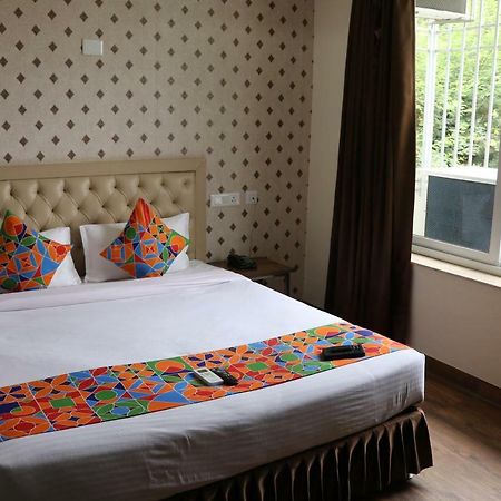 S.R. Residency Hotel Zirakpur Exterior foto