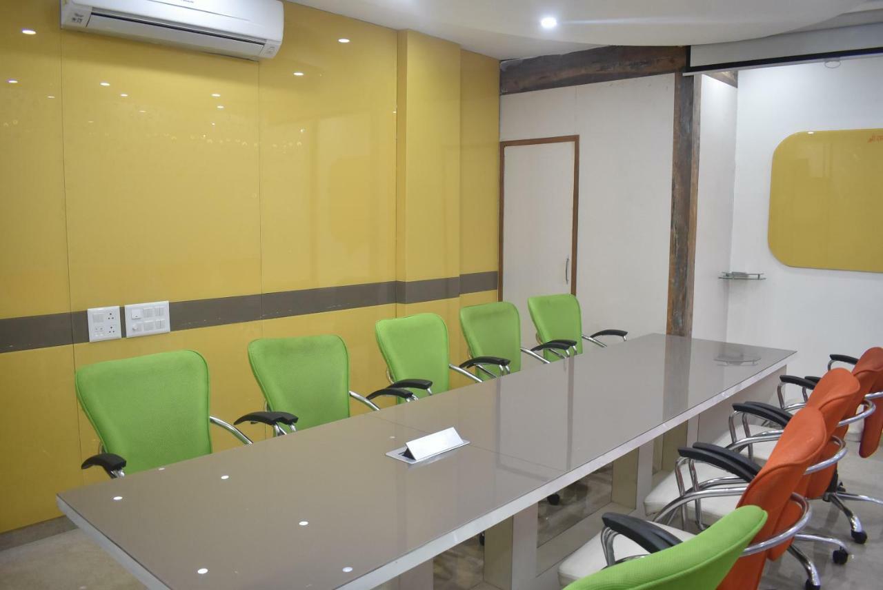 S.R. Residency Hotel Zirakpur Exterior foto
