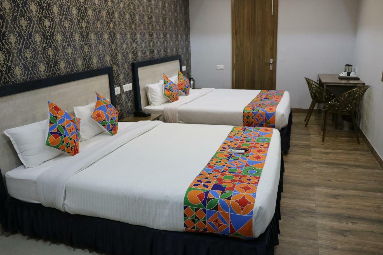 S.R. Residency Hotel Zirakpur Exterior foto