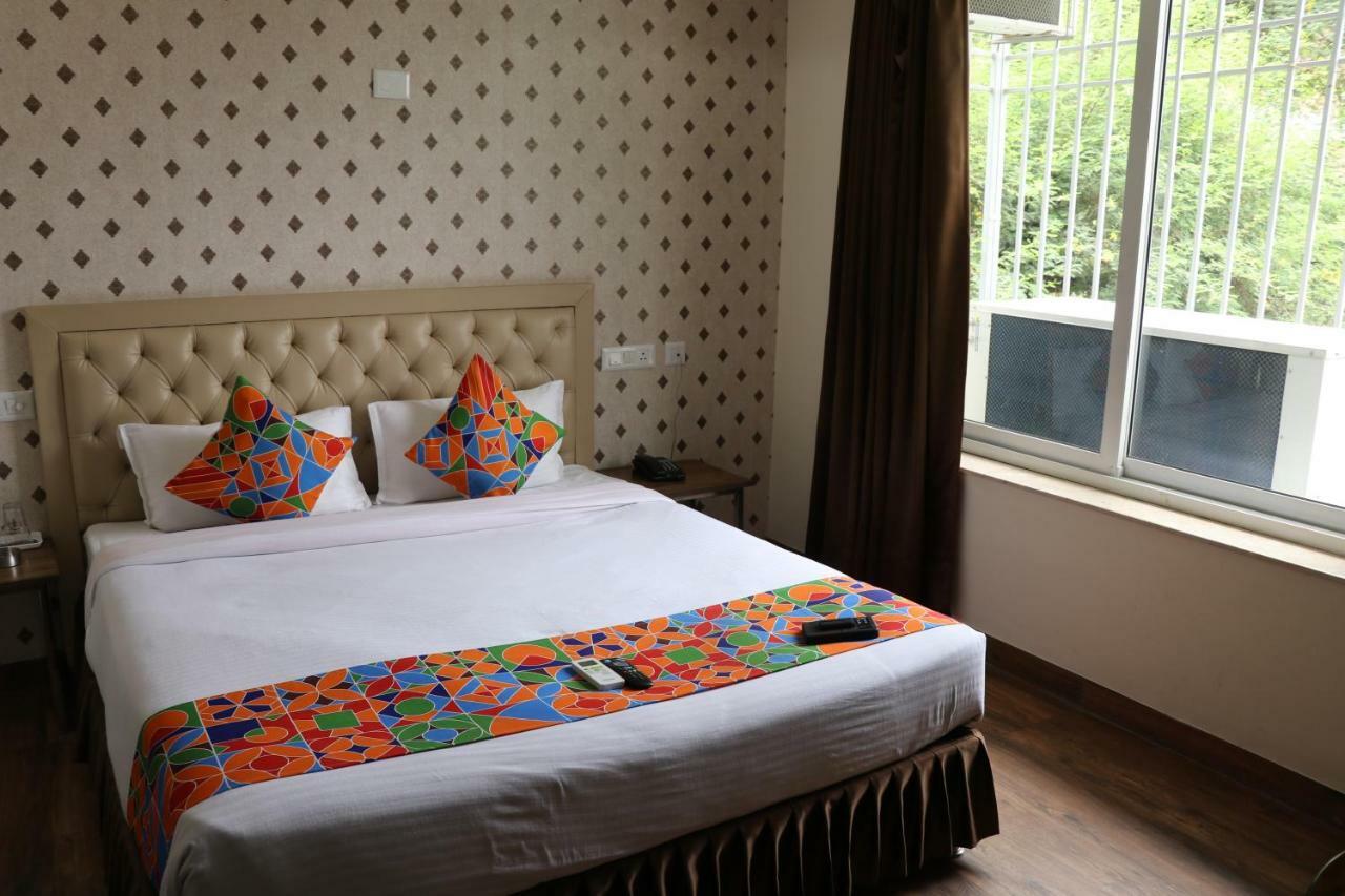 S.R. Residency Hotel Zirakpur Exterior foto