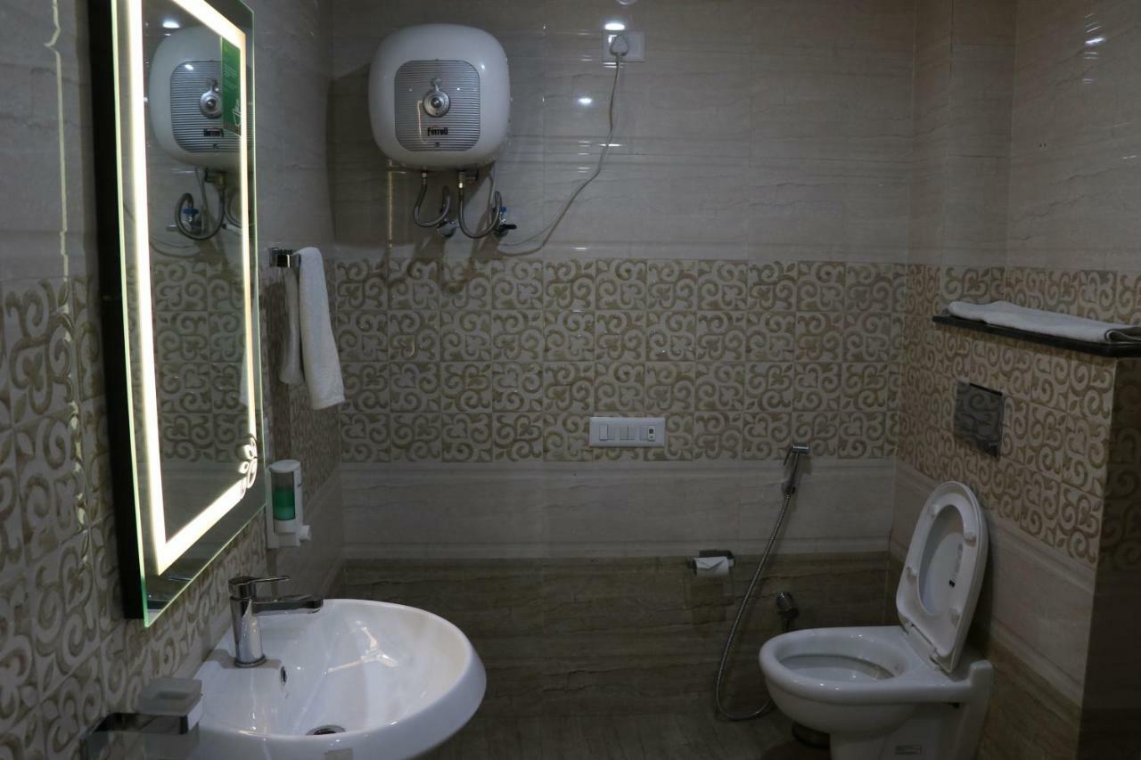 S.R. Residency Hotel Zirakpur Exterior foto